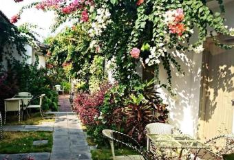 Sunshine Bungalow allows 18 year olds to book a room