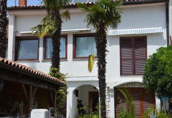 Hous Mira has Balcony rooms