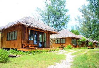 Kradan Beach Resort has Balcony rooms