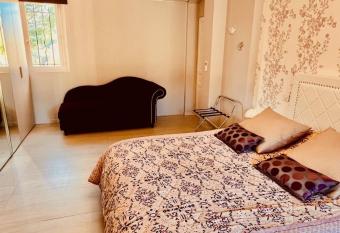 Domaine Les Cigales allows 18 year olds to book a room