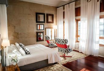 Parador de Baiona has rooms with a private hot tub