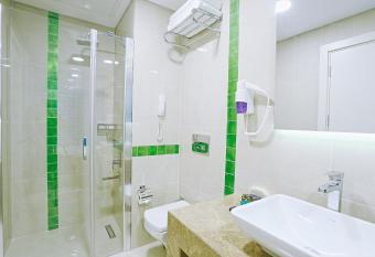 The Grand Mira Business Hotel has rooms with a private hot tub