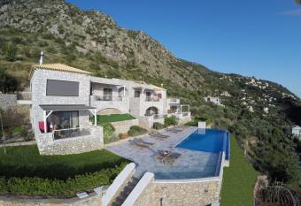 Petra Thea has Balcony rooms