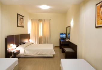 Blue Sea Hotel Alimos has rooms with a private hot tub