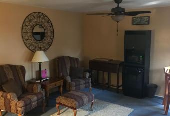 Moab Beds Xpress Inn has rooms with a private hot tub