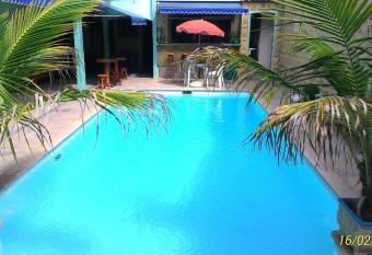 Su  tes Casa Verde allows 18 year olds to book a room