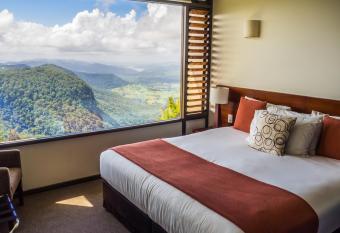 Binna Burra Sky Lodges has rooms with a private hot tub
