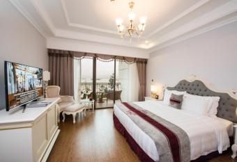 Vinpearl Resort & Spa Ha Long has rooms with a private hot tub