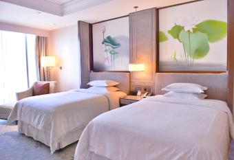 Sheraton Shanghai Jiading Hotel has rooms with a private hot tub