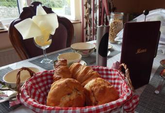 Glencove allows 18 year olds to book a room