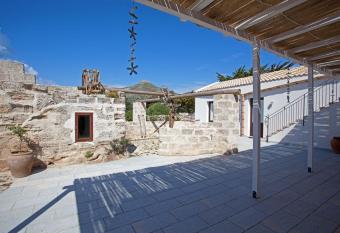 Casa Vacanze Senia Del Rais allows 18 year olds to book a room