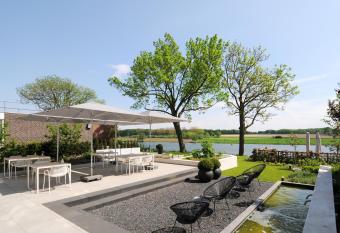 Het Raadhuys - design B&B allows 18 year olds to book a room