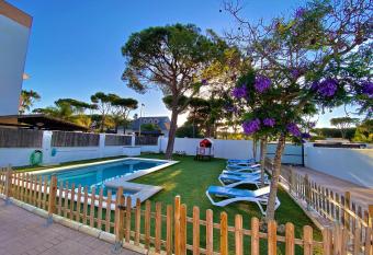 Parisito beach allows 18 year olds to book a room