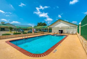 OYO Hotel Yoakum West has Smoking rooms
