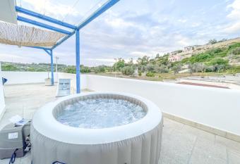 Gyaaim has rooms with a private hot tub