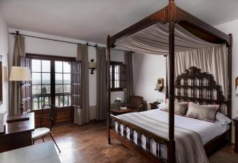 Parador de Tortosa allows 18 year olds to book a room