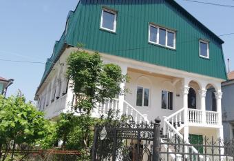 Guest House Quiet Home allows 18 year olds to book a room