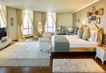 Royal Maxim Palace Kempinski Cairo has rooms with a private hot tub