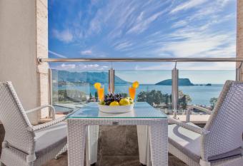 Hotel Bracera has Balcony rooms