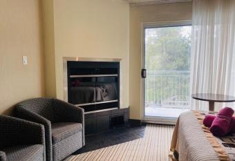 Excelsior H  tel Spa Sainte-Ad  le has rooms with a private hot tub