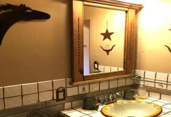 Casa Cuma Bed & Breakfast has rooms with a private hot tub