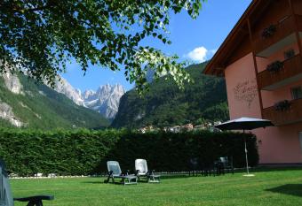 Hotel Garni Arnica allows 18 year olds to book a room