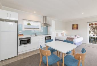 Abbey Court Motel has Balcony rooms