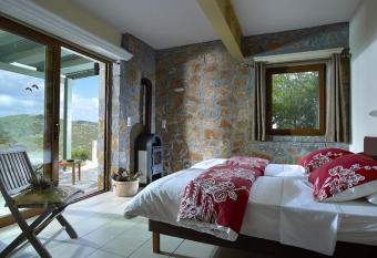 Country Hotel Velani has rooms with a private hot tub