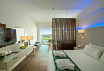 Pernera Beach Hotel has Balcony rooms