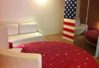 Etna GloB&B Jacuzzi has rooms with a private hot tub