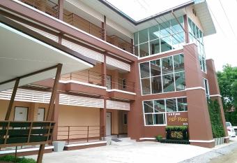 P and P Place has Balcony rooms