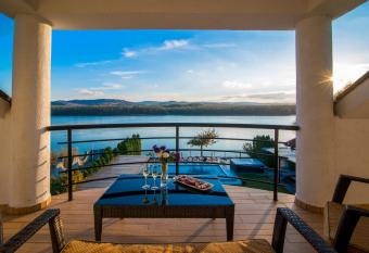 Guest House Panorama Aqualux has rooms with a private hot tub