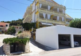 Apartments with a parking space Banjol, Rab - 5041 has Balcony rooms