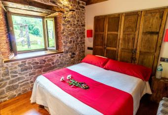 Casona de El Casta    u has rooms with a private hot tub