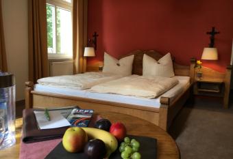 waldhotel AUSZEIT allows 18 year olds to book a room