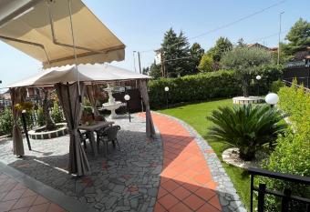 Casa Vacanze Volpe Dell Etna has Balcony rooms