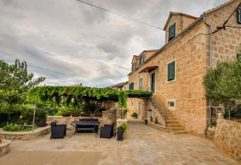 Apartments Obala has Balcony rooms