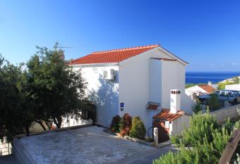 Apartments with a parking space Rukavac, Vis - 8897 has Balcony rooms