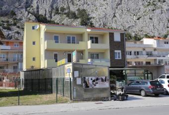 Apartments with a parking space Omis - 10362 has Balcony rooms
