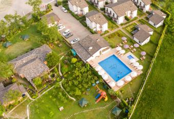 Sapanca Cayir Cimen Otel allows 18 year olds to book a room