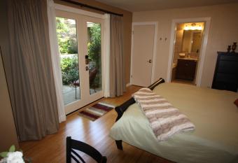 The Inn at Shasta Lake has rooms with a private hot tub