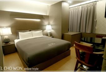 Hotel Chowon has rooms with a private hot tub
