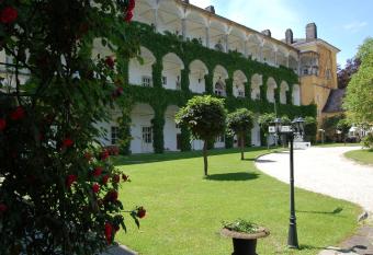 G  stehaus Schloss Aschach allows 18 year olds to book a room