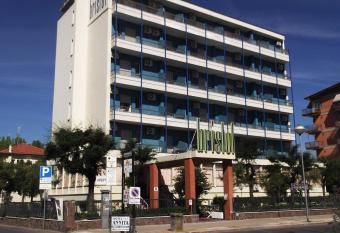 Hotel Bristol allows 18 year olds to book a room