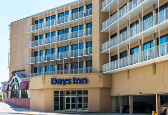 Days Inn by Wyndham Atlantic City Oceanfront-Boardwalk has Balcony rooms