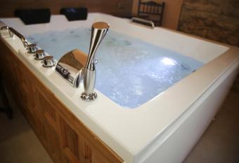 L Otelet By Sweet has rooms with a private hot tub