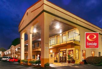 Econo Lodge Inn & Suites near Chickamauga Battlefield has Smoking rooms