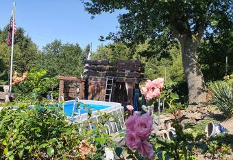 FRANKES LODGE Apartment mit Garten und Pool, 6 Einzelbetten allows 18 year olds to book a room