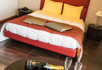 Hotel San Clemente has rooms with a private hot tub