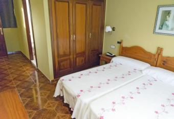 Hotel San Pedro has rooms with a private hot tub